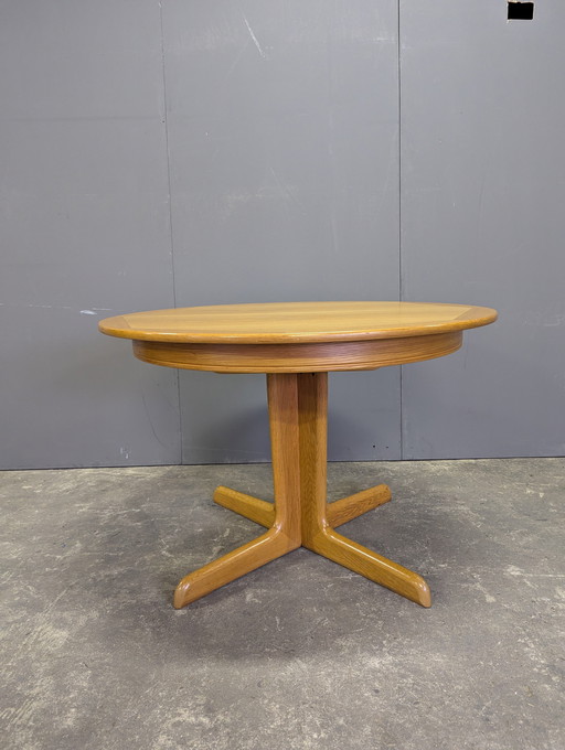 Round Scandinavian dining table, extendable, 110-190cm