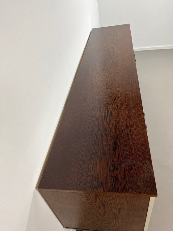 Image 1 of Aparador moderno de mediados de siglo fabricado en madera de wengué de los años 60.