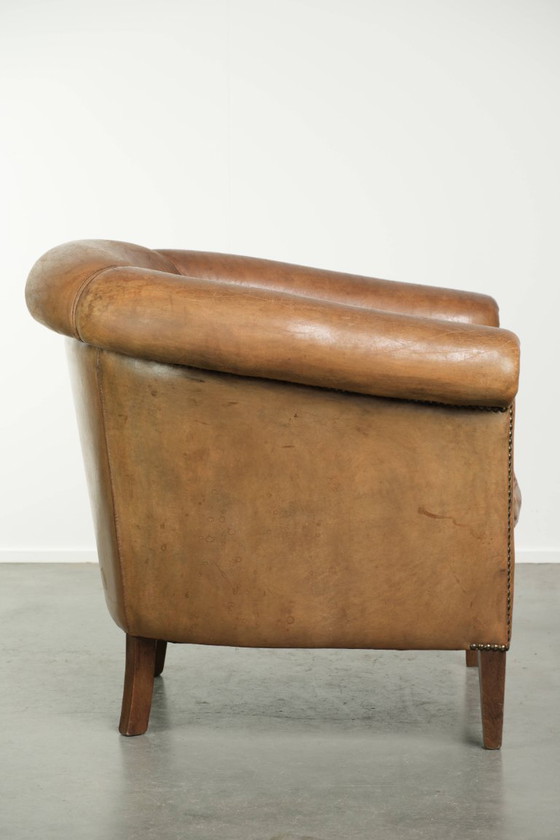 Leuke grote en comfortabele vintage schapenleren clubfauteuil in een mooie lichte cognac kleur – Leather (photo 3 of 12)