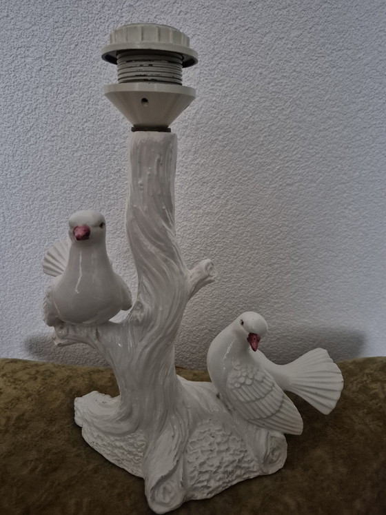 Image 1 of Vintage Hollywood Regency Italiaanse keramiek tafellamp duiven op boomstam 