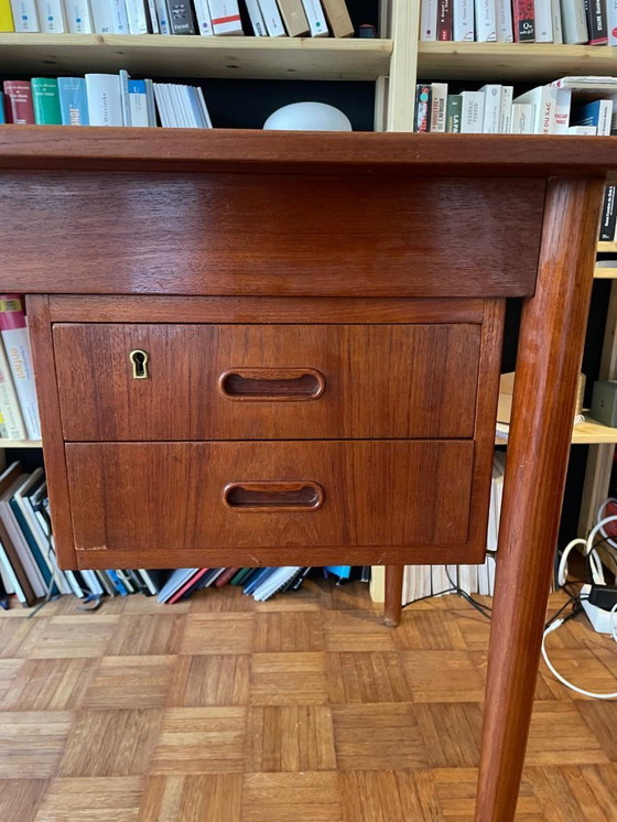 Image 1 of Scrivania di design danese in legno di teak, anni '60, due cassetti