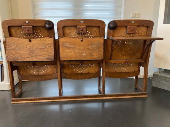 Image 1 of 3 Auktionsstühle mit Klapptisch an der Rückenlehne