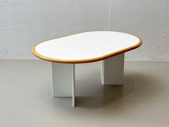 Image 1 of Tavolo da pranzo rotondo bianco, allungabile in legno massiccio