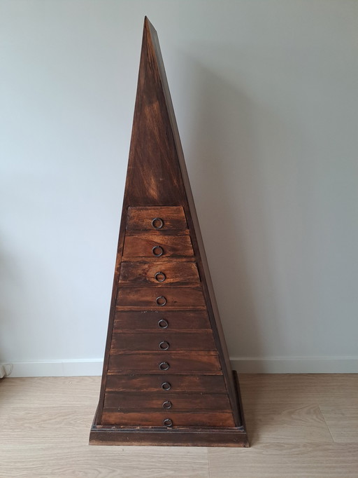 Pyramid dresser