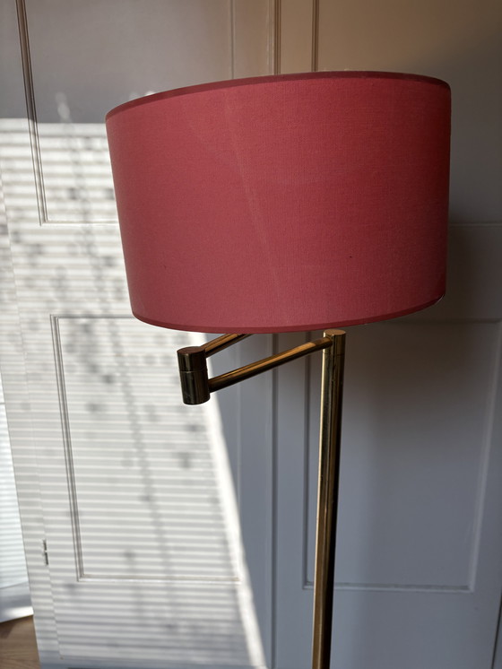 Image 1 of Lampada da terra vintage regolabile - Effetto ottone con paralume rosso