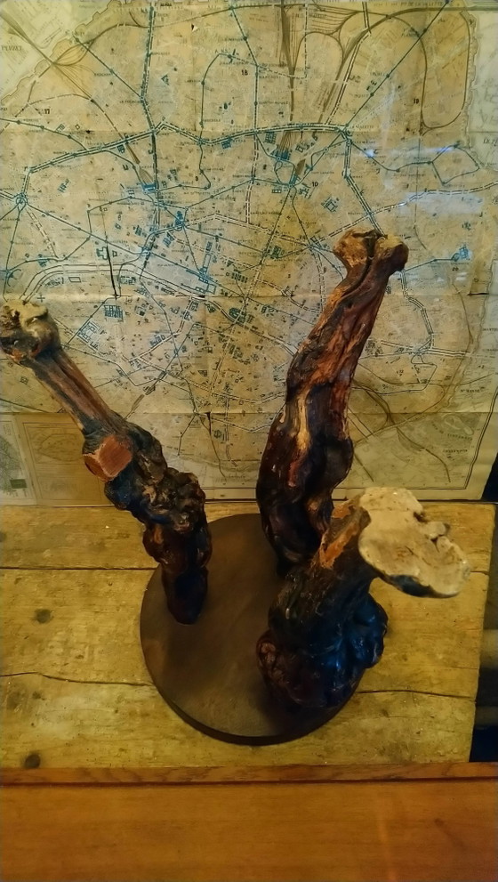 Sgabello brutalista a treppiede realizzato con ceppi di vite. – Sgabelli, Wood (photo 9 of 17)