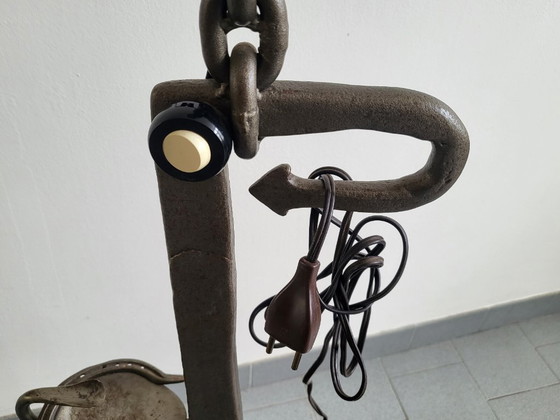 Image 1 of Vintage brutalistische vloerlamp uit de jaren 70 met metalen ketting en pijlen, asbak uit de jaren 70