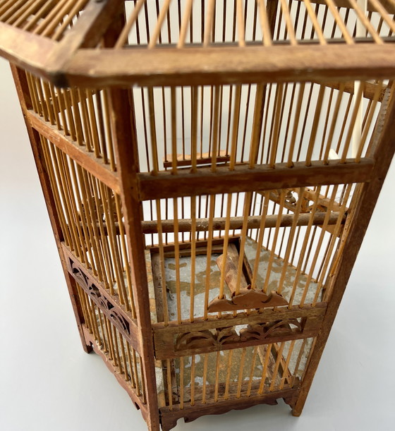 Image 1 of Dekorativer handgefertigter Vogelkäfig mit Holzvogel – Asien, ca. 1950er–1960er Jahre