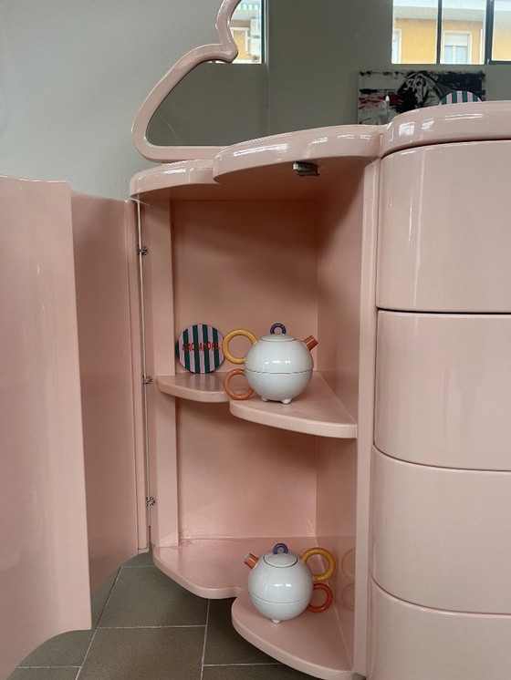 Image 1 of Lichtroze gelakte ladekast