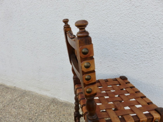 Sedia spagnola in legno massello di quercia e spesse cinghie di cuoio color cognac, anni '30-'40. (photo 10 of 11)