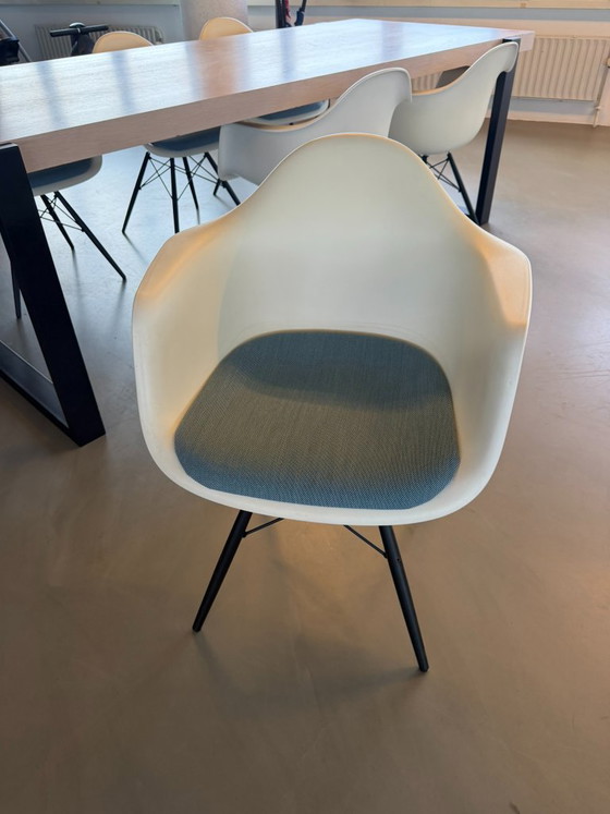 6 cojines de asiento fijos Vitra Eames DAR Eiffel Base, color gris azulado. – Sillas de comedor, Metal (photo 3 of 5)