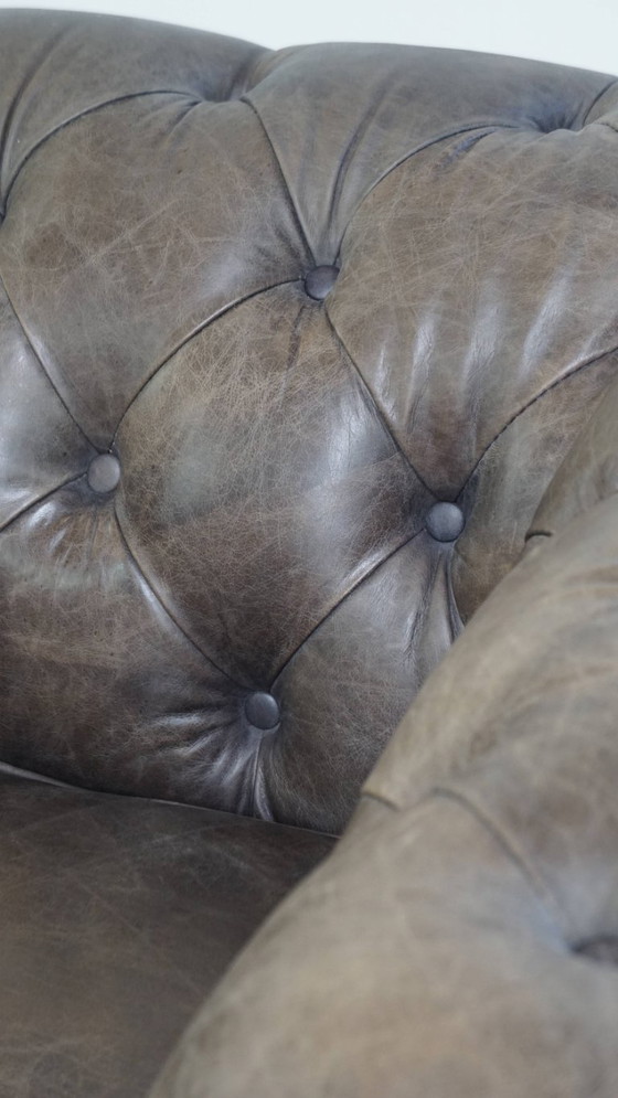 Image 1 of Grijze rundleren chesterfield clubfauteuil in Engelse stijl op wieltjes