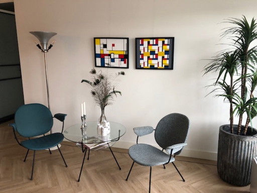 Ensemble unique Gispen/Kembo, comprenant 2 chaises, une table basse et un lampadaire.