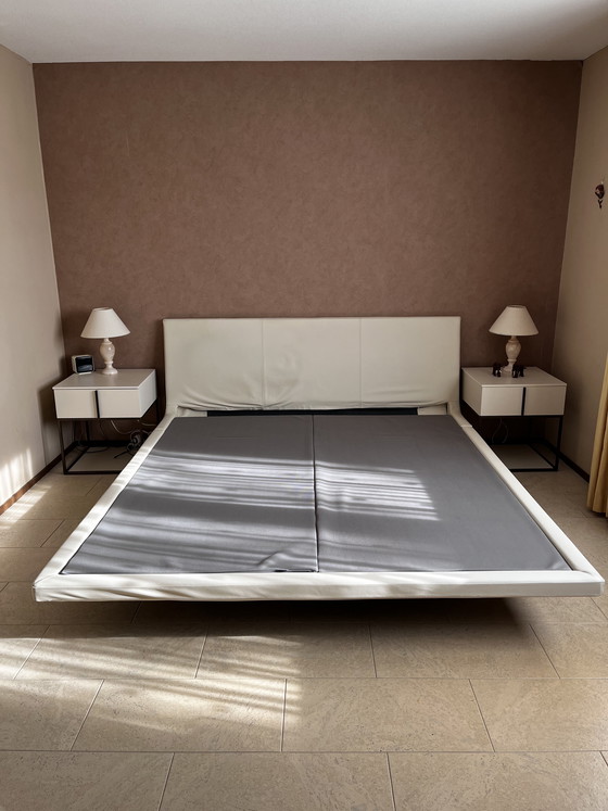 Image 1 of Tweepersoons bed van Bonaldo (wit leer)