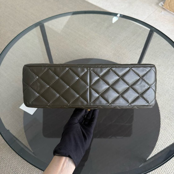 Image 1 of Chanel 2.55 Reissue 226 - Pelle di vitello trapuntata invecchiata, verde militare scuro, hardware dorato, serie 13