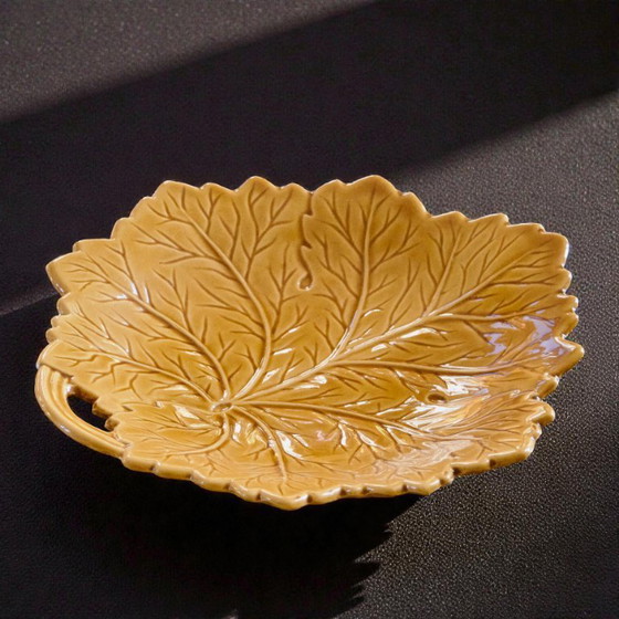 Image 1 of Große, antike Schmuckschale aus ockerfarbenem Steingut mit Blattmuster.