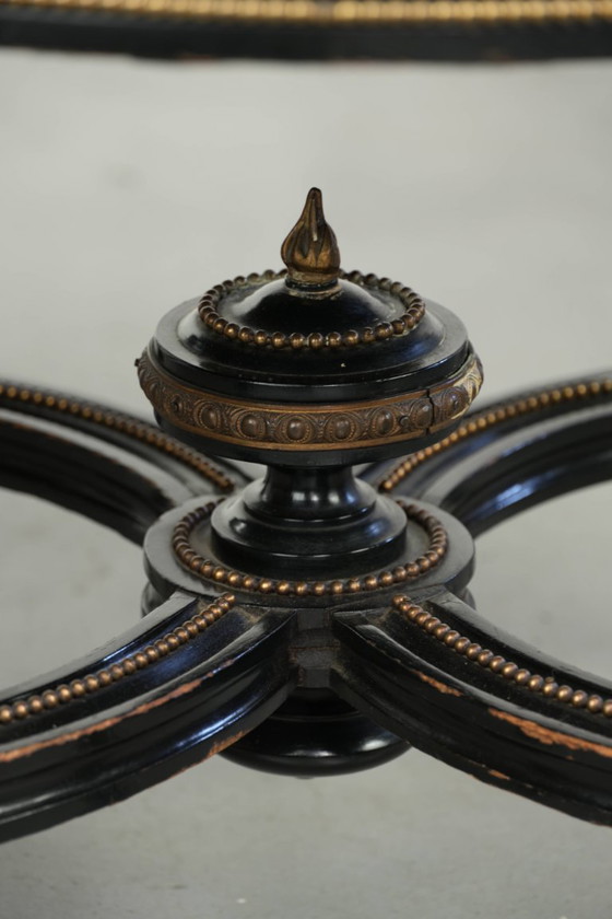 Antiker englischer Hocker mit rotem Stoffbezug und schwarzem Holzgestell mit goldfarbenen Details – Wood (photo 10 of 11)