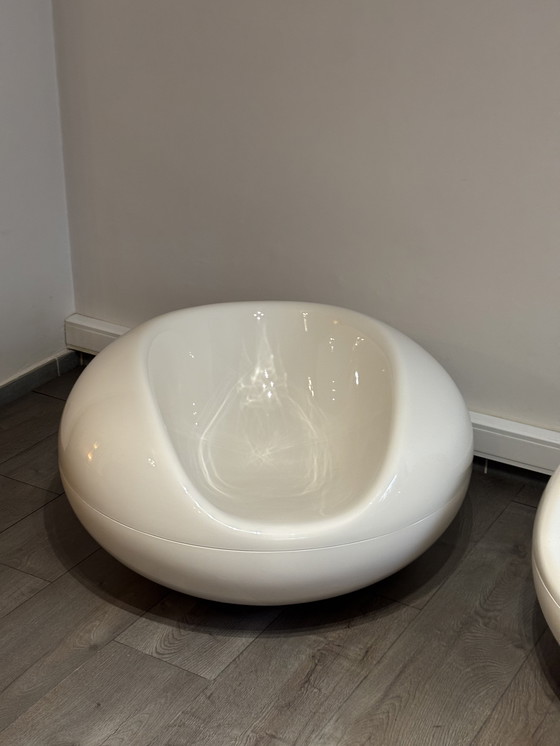 Image 1 of Set of two Pastil armchairs in white – Design icons by Eero Aarnio (1967)