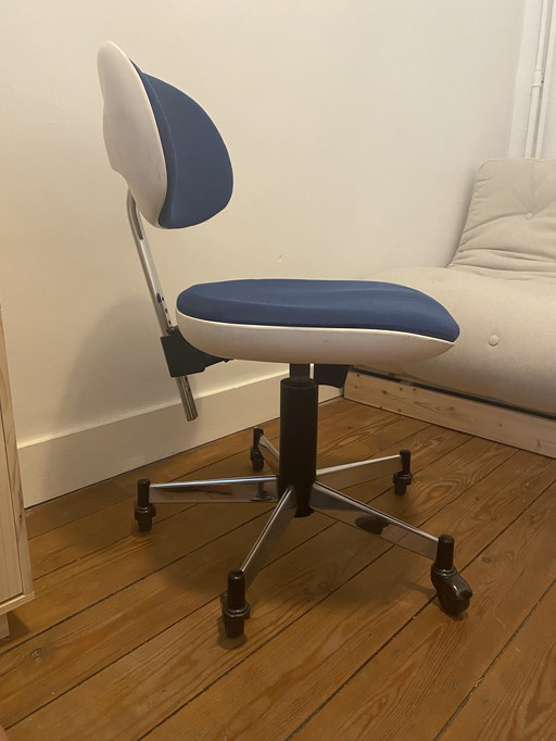 Sedia girevole Stoll Giroflex blu, bianco, cromato