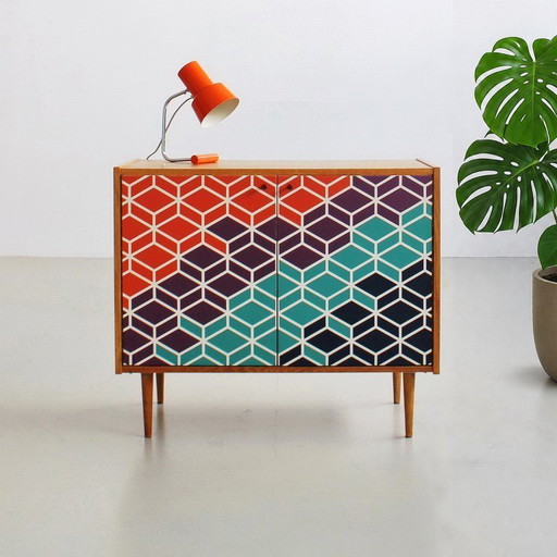 Schrank aus der Mitte des 20. Jahrhunderts mit handgemaltem geometrischem Muster, farbenfroher Vintage-Stil aus den 1960er Jahre