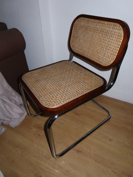 Image 1 of Witte ronde MDF tafel diameter 70cm. Eventueel met twee rotan stoelen (zie andere advertentie)