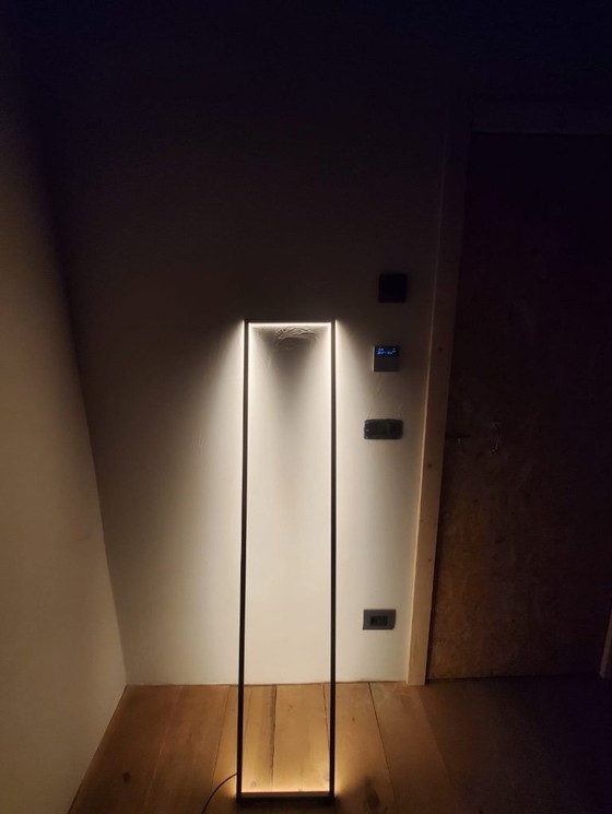 Image 1 of Vloerlamp met kroonlijst – Minimalistische handgemaakte lichtsculptuur van Tommaso Cristofaro