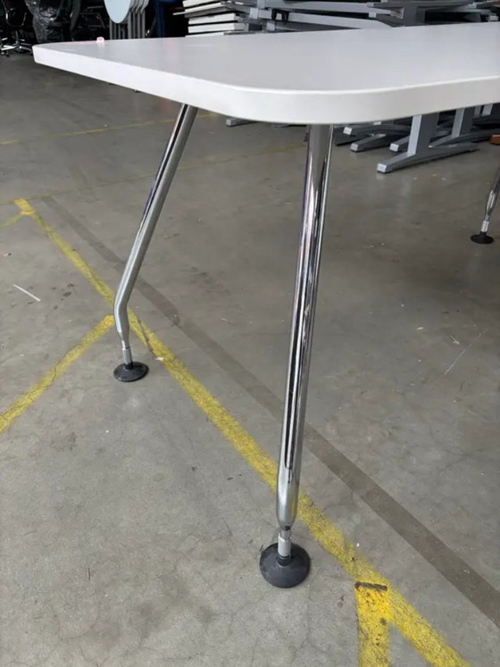 Image 1 of Tavolo Vitra Ad Hoc 160 cm bianco di Antonio Citterio