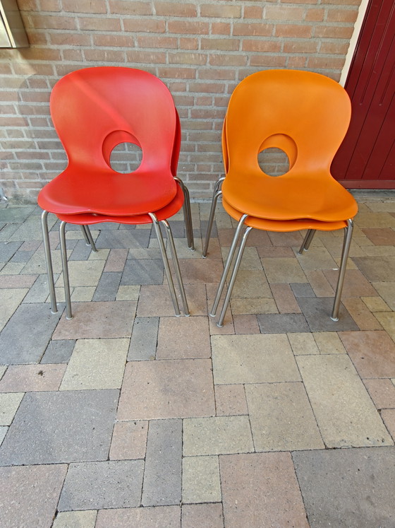 Silla apilable Rexite Olivia de 4 patas, 4 piezas, diseño de Raul Barbieri, naranja y rojo. (photo 8 of 11)