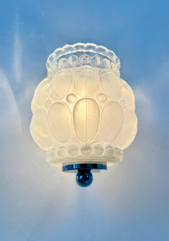 Image 1 of Een paar vintage wandlampen van verchroomd metaal met bubbelglas, Frankrijk, 1950.