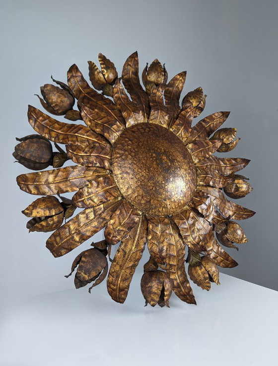 Image 1 of Grand plafonnier soleil en métal doré à motif floral, style années 1950