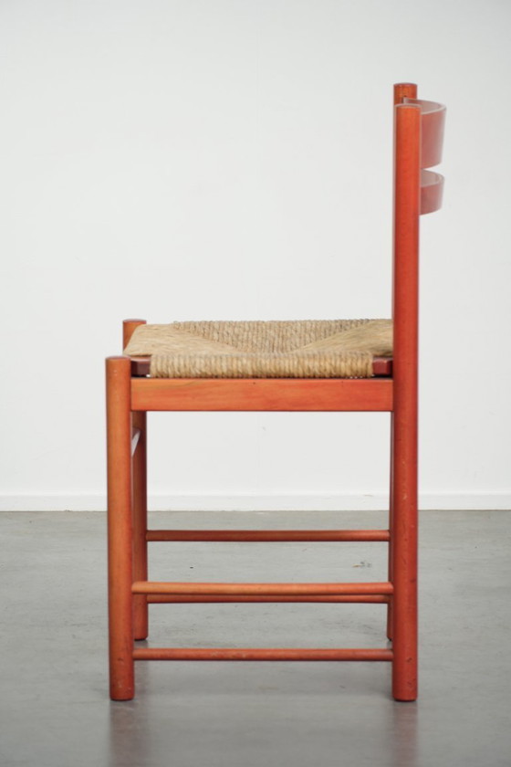 Image 1 of Schöner roter Vintage-Holzstuhl aus den 70er Jahren mit einer Sitzfläche aus geflochtenem Rohrgeflecht.