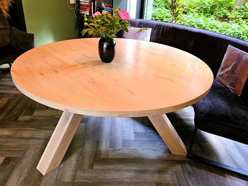 Round Dining Room Table in Fine Condition