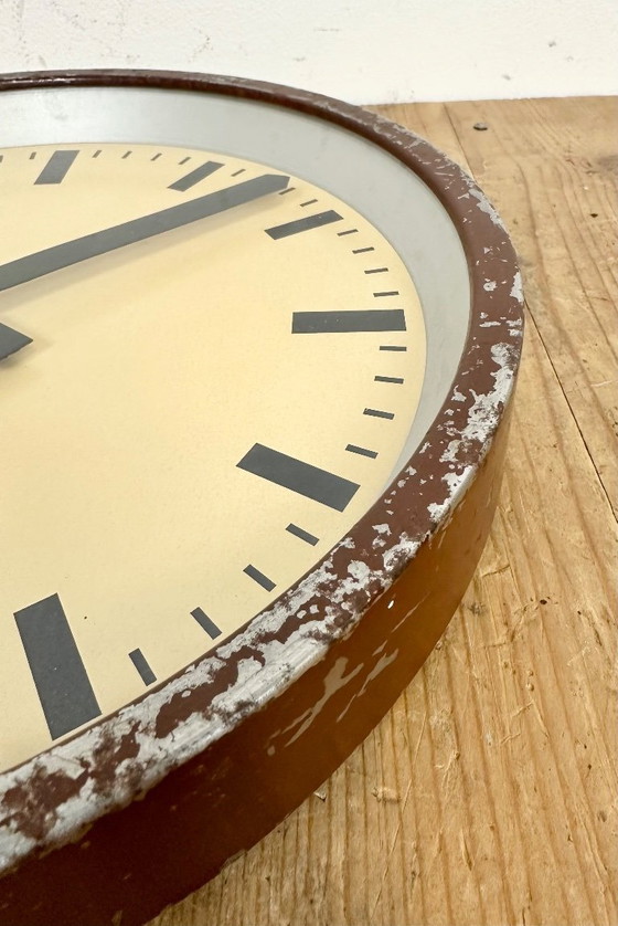 Image 1 of Bruine industriële fabriekswandklok van IBM, jaren 50