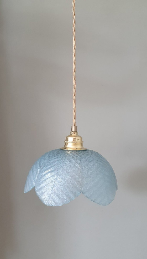 Image 1 of lampada a sospensione in vetro francese vintage a forma di fiore. Vetro blu e bianco.