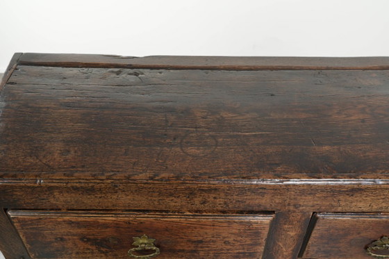 Image 1 of Antiek Engels eikenhouten dressoir met drie lades uit eind 17e/ begin 18e eeuw