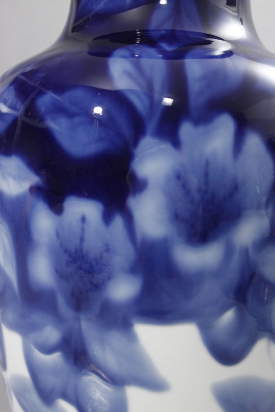 Image 1 of Camille Tharaud in Limoges - Grote vaas met kobaltblauwe bloemversiering op porselein, 35 cm