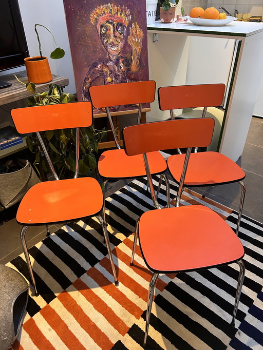 4 orangefarbene Formica-Stühle