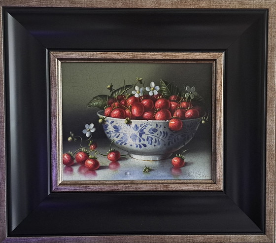 Image 1 of Fresas silvestres en cuenco antiguo