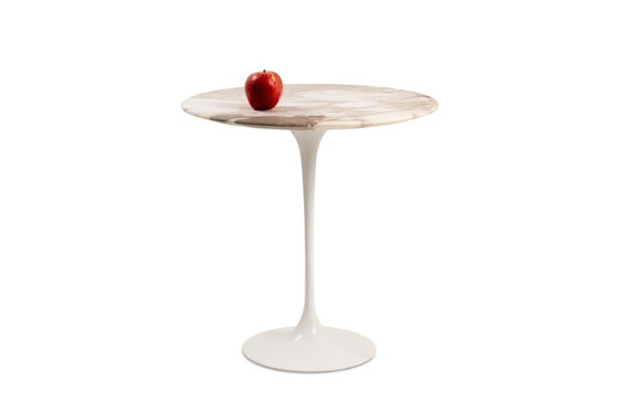 Image 1 of Eero Saarinen, para Knoll International. Mesa auxiliar redonda "Tulip". Hacia 1950.
