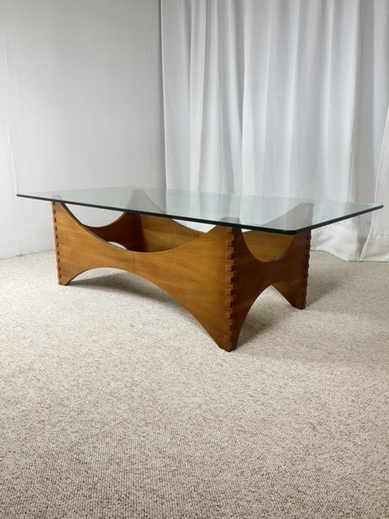 Image 1 of Sculpturale salontafel van mahoniehout en glas – Europa, jaren 70