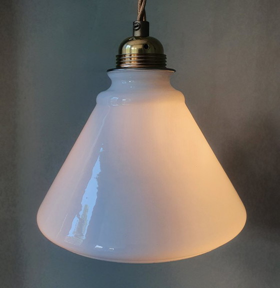 Image 1 of Lampada a sospensione vintage in vetro opalino bianco a forma di imbuto decorativo