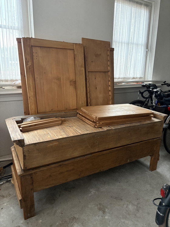 Image 1 of Prachtige, grote en stijlvolle grenen houten kast. 