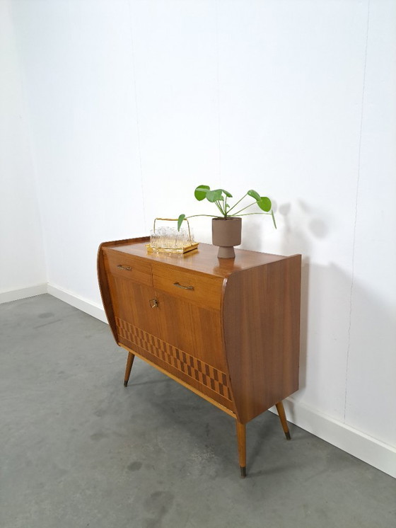 Image 1 of Kastje met geblokt fineer en messing grepen en poten