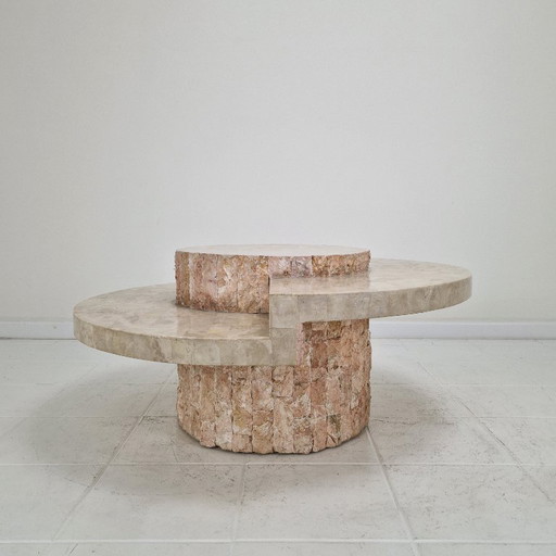 Table basse ronde en pierre de Mactan ou en pierre fossilisée par Magnussen Ponte, années 1980