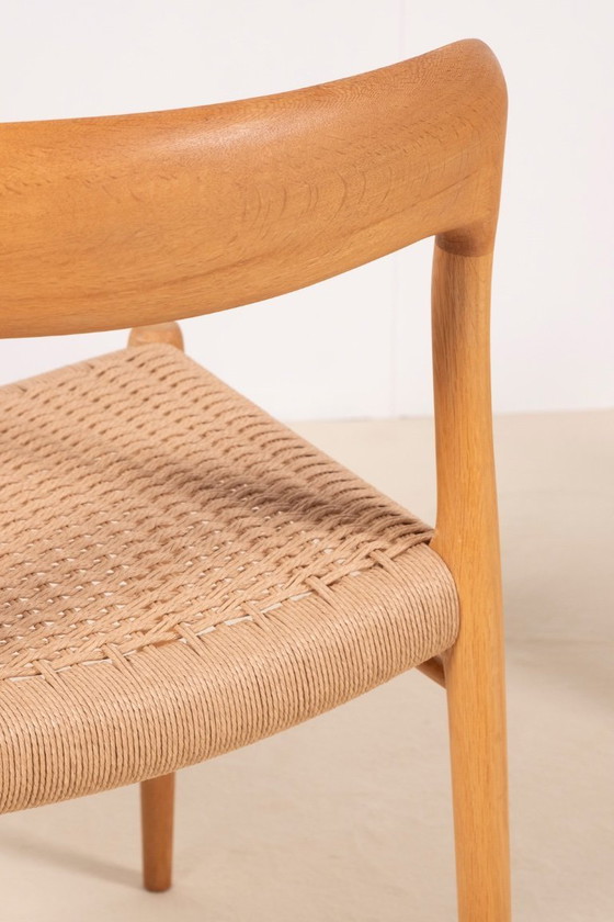 Image 1 of 8x Niels Møller Modelo 75 en roble, década de 1960, Dinamarca