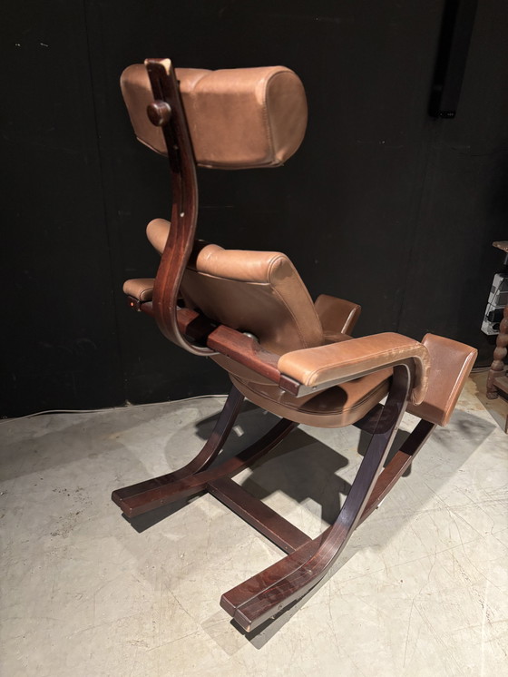 Image 1 of Sedia ergonomica Stokke in pelle vintage Design Peter Opsvik
