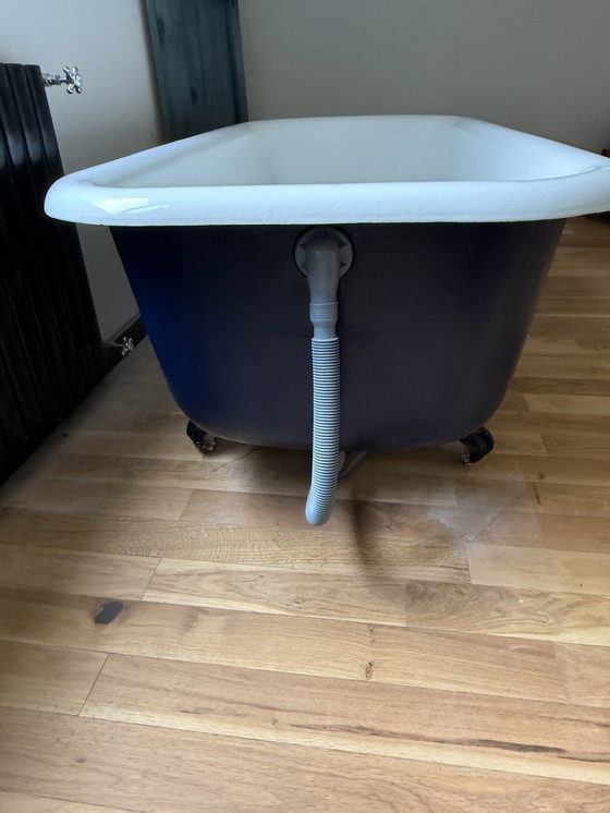 Image 1 of Elegant freestanding bath on claw feet