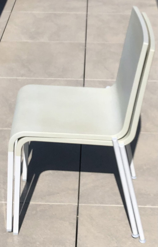 set van 2 grijze, comfortabele design-stoelen van het merk vitra. in goede staat