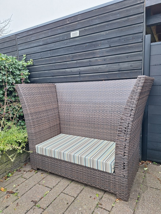 Speziell geformte Gartenbank