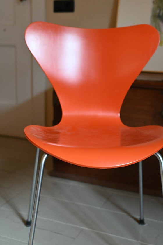 Image 1 of 4 Original Fritz Hansen Butterfly dining chairs. Design by Arne Jacobsen